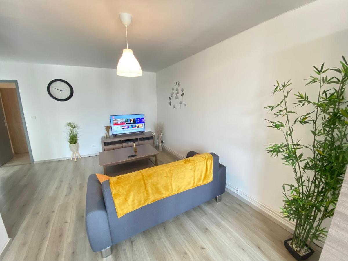 Joli Appartement Avec Parking Gratuit Sur Place Givet Esterno foto