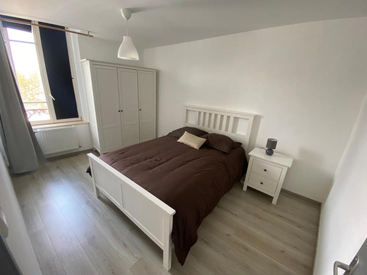 Joli Appartement Avec Parking Gratuit Sur Place Givet Esterno foto