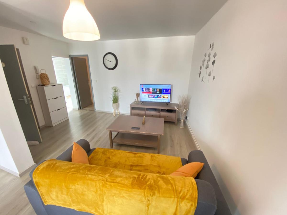 Joli Appartement Avec Parking Gratuit Sur Place Givet Esterno foto