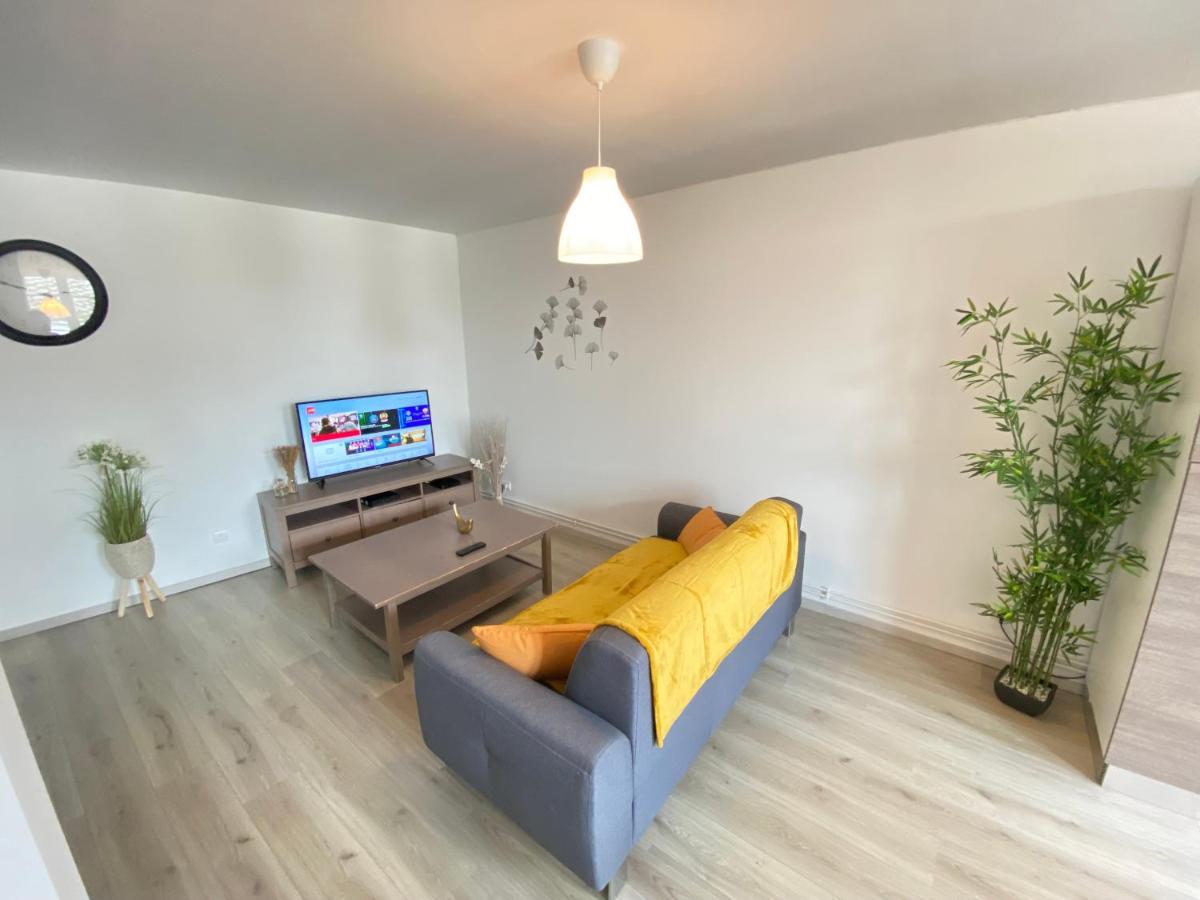 Joli Appartement Avec Parking Gratuit Sur Place Givet Esterno foto