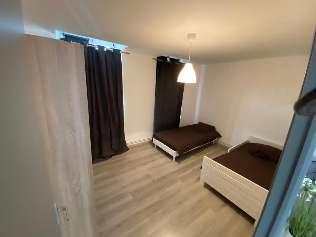 Joli Appartement Avec Parking Gratuit Sur Place Givet Esterno foto